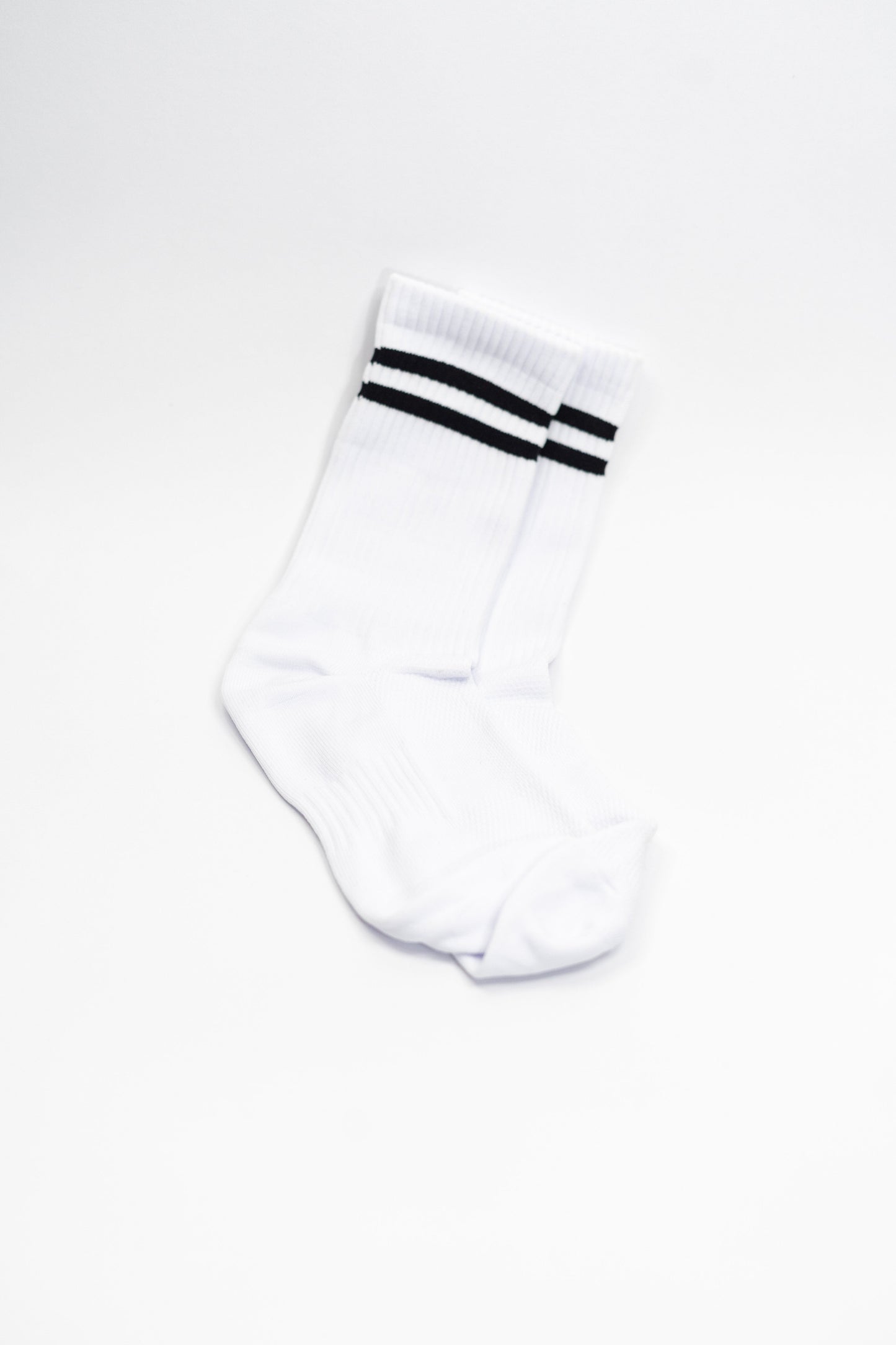 Medias Básicas Blancas con Línea Negra