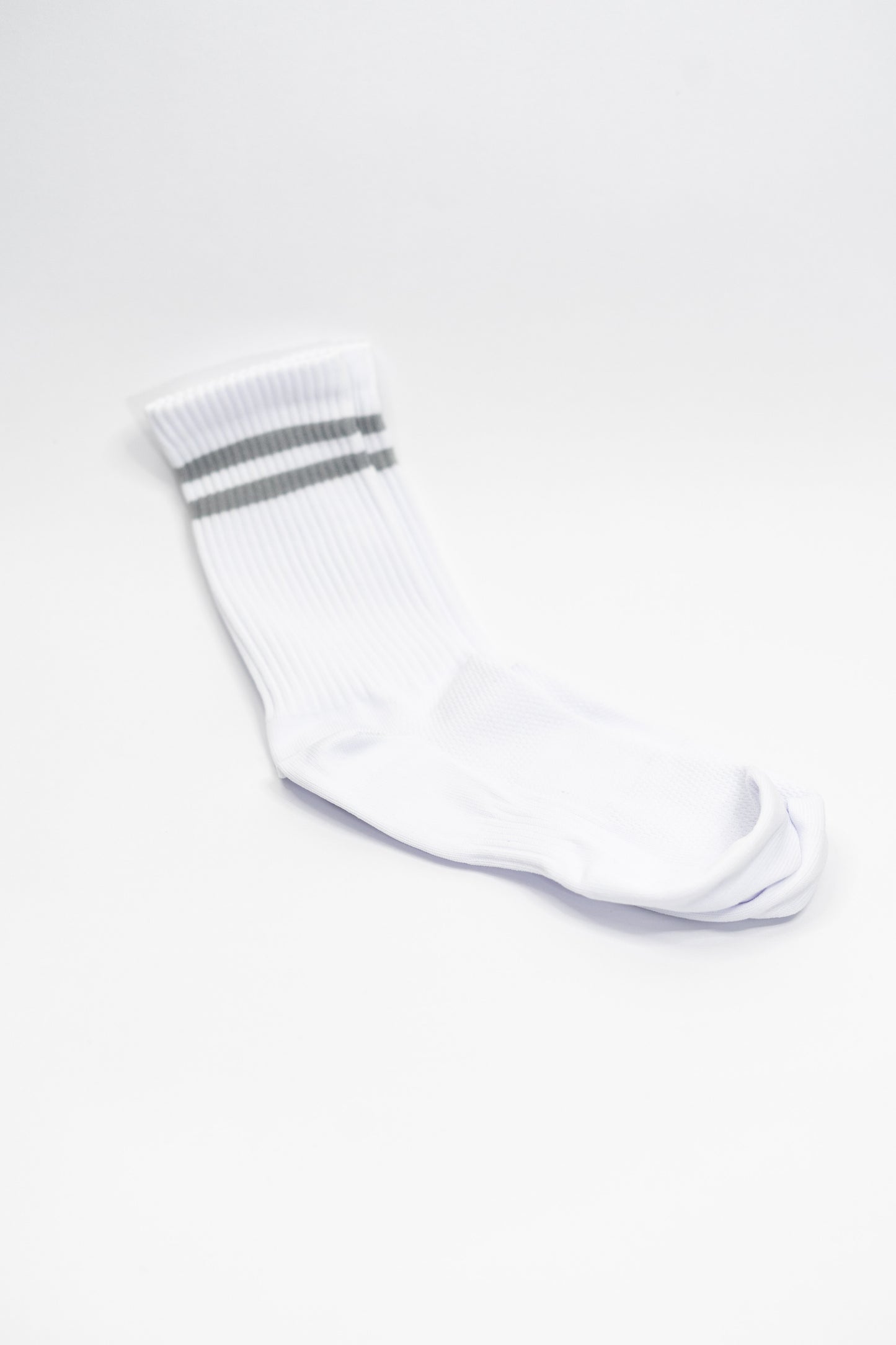 Medias Básicas Blancas con Línea Gris