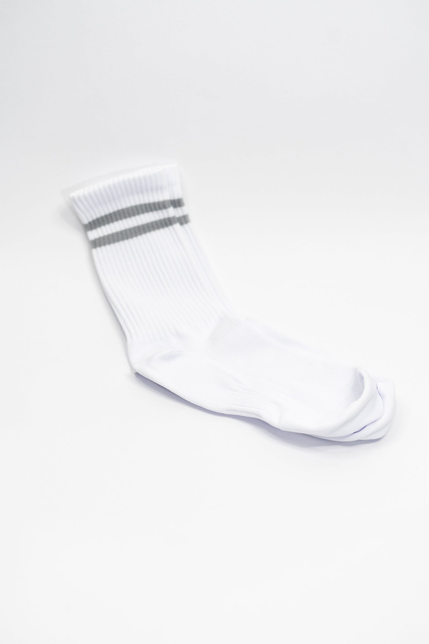 Medias Básicas Blancas con Línea Gris