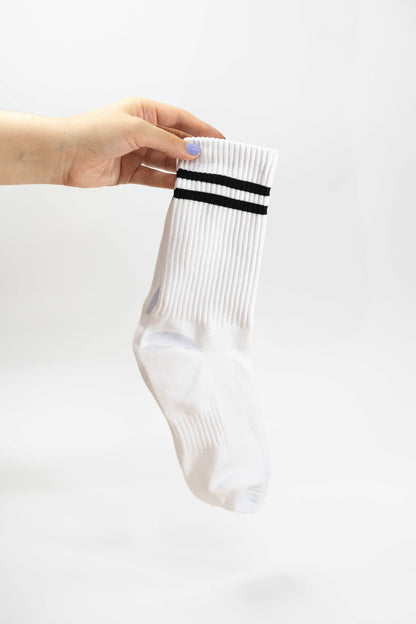 Medias Básicas Blancas con Línea Negra